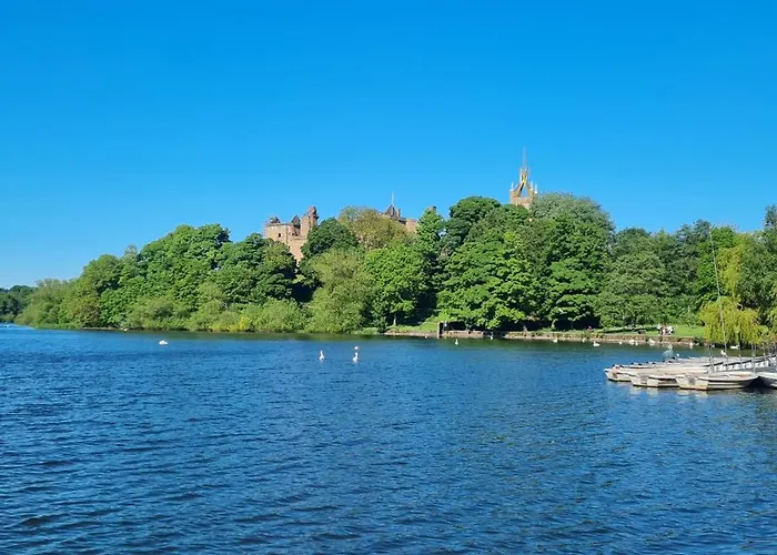 Stylish Home In Linlithgow With Free Parking