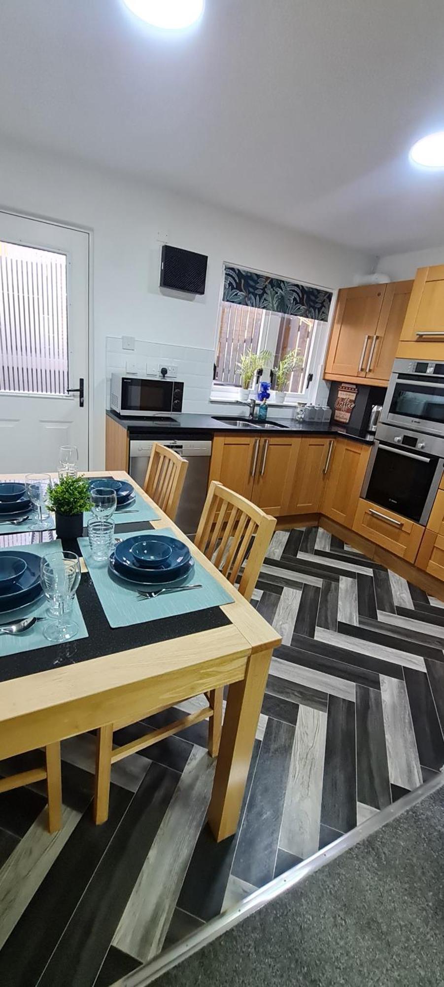 Stylish In With Free Parking Holiday home *