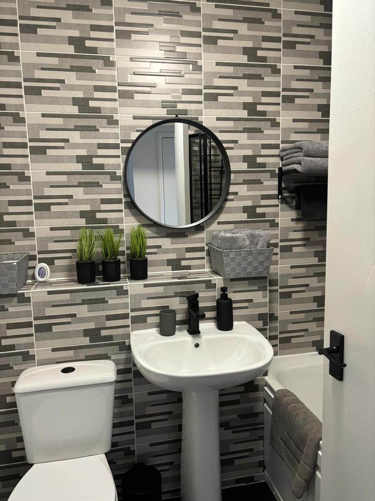 Stylish In With Free Parking Holiday home *